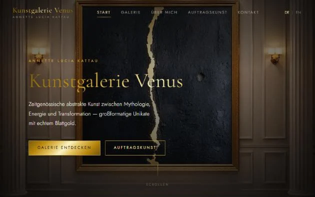 Startseite der Kunstgalerie Venus: goldene Schrift auf Schwarz, gerahmtes abstraktes Werk mit Blattgold