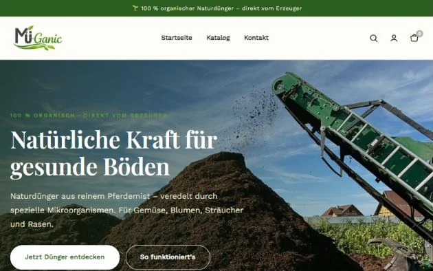 Startseite des Mü-Ganic Shops: Headline „Natürliche Kraft für gesunde Böden“ vor einem Komposthaufen